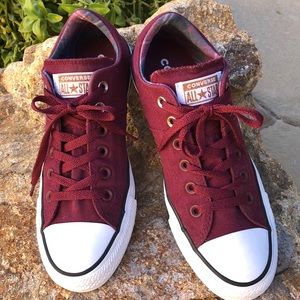 🌺Converse Maroon colored Sneakers🌺